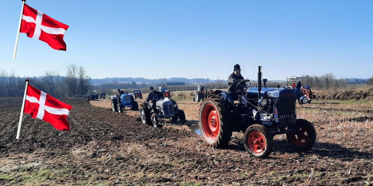 Veterantraktorerne kommer og pløjer